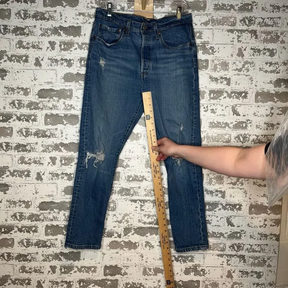 Levi’s | women curvy denim distressed jeans